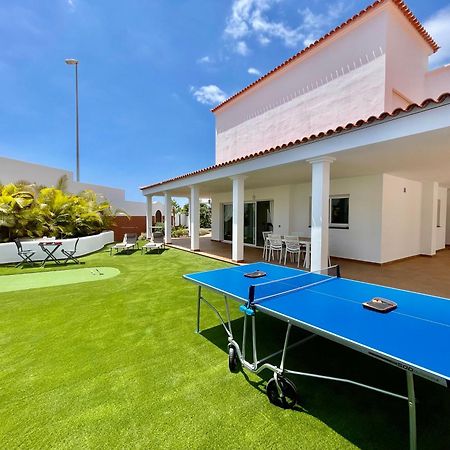 Villa Amorio A Spacious Modern Getaway With A Private Heated Pool & Sea Views 阿德耶 外观 照片