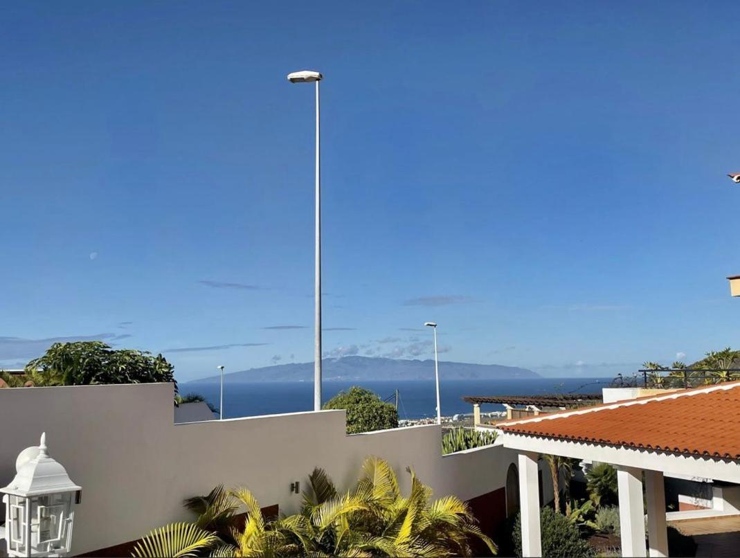 Villa Amorio A Spacious Modern Getaway With A Private Heated Pool & Sea Views 阿德耶 外观 照片