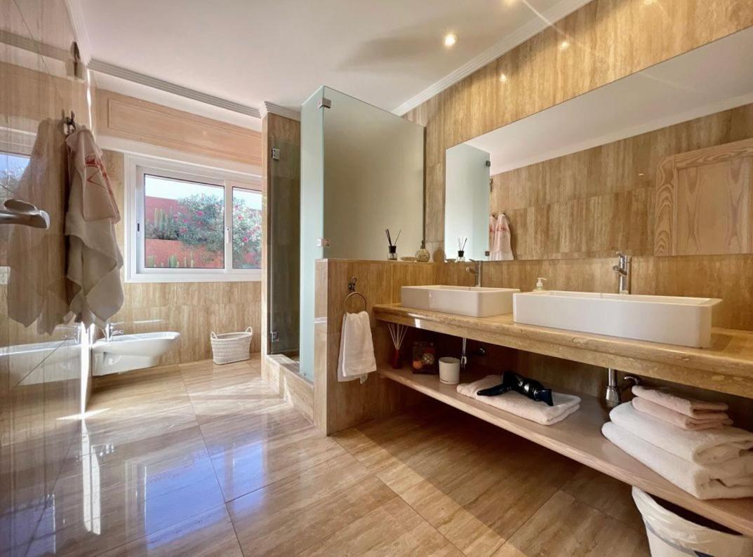 Villa Amorio A Spacious Modern Getaway With A Private Heated Pool & Sea Views 阿德耶 外观 照片