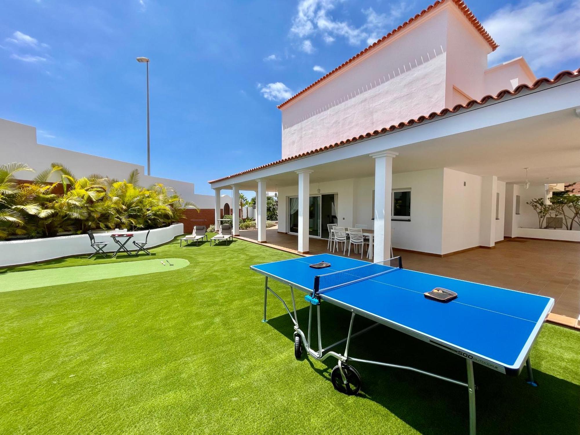 Villa Amorio A Spacious Modern Getaway With A Private Heated Pool & Sea Views 阿德耶 外观 照片