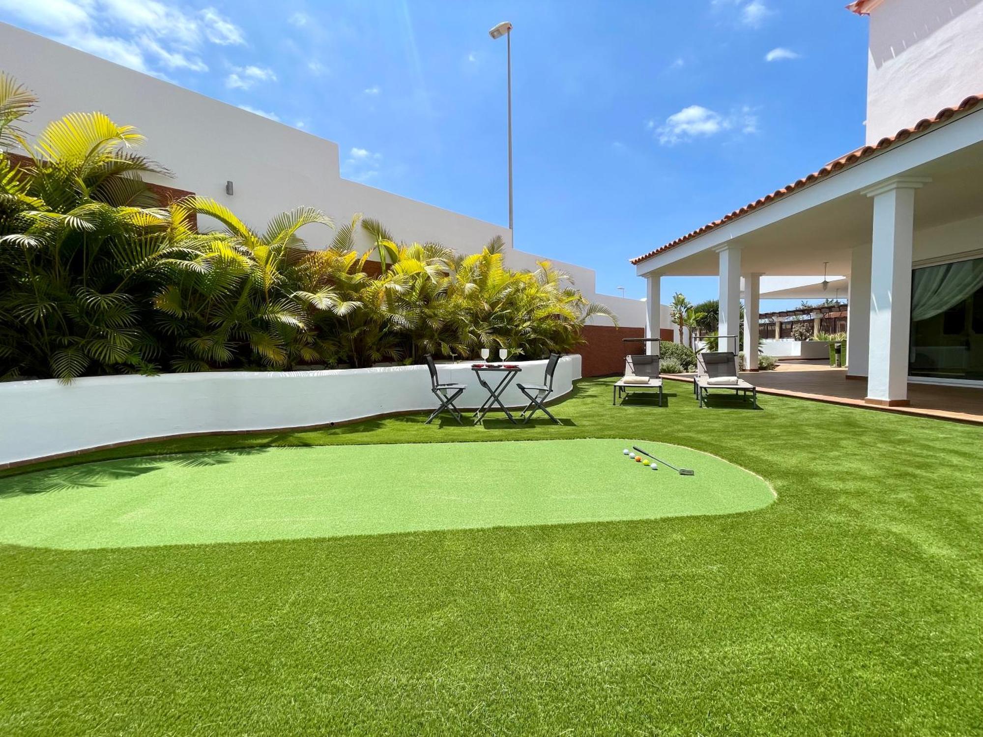 Villa Amorio A Spacious Modern Getaway With A Private Heated Pool & Sea Views 阿德耶 外观 照片