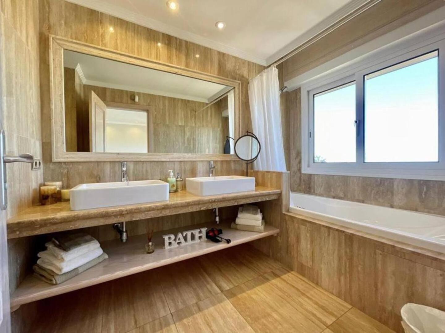 Villa Amorio A Spacious Modern Getaway With A Private Heated Pool & Sea Views 阿德耶 外观 照片