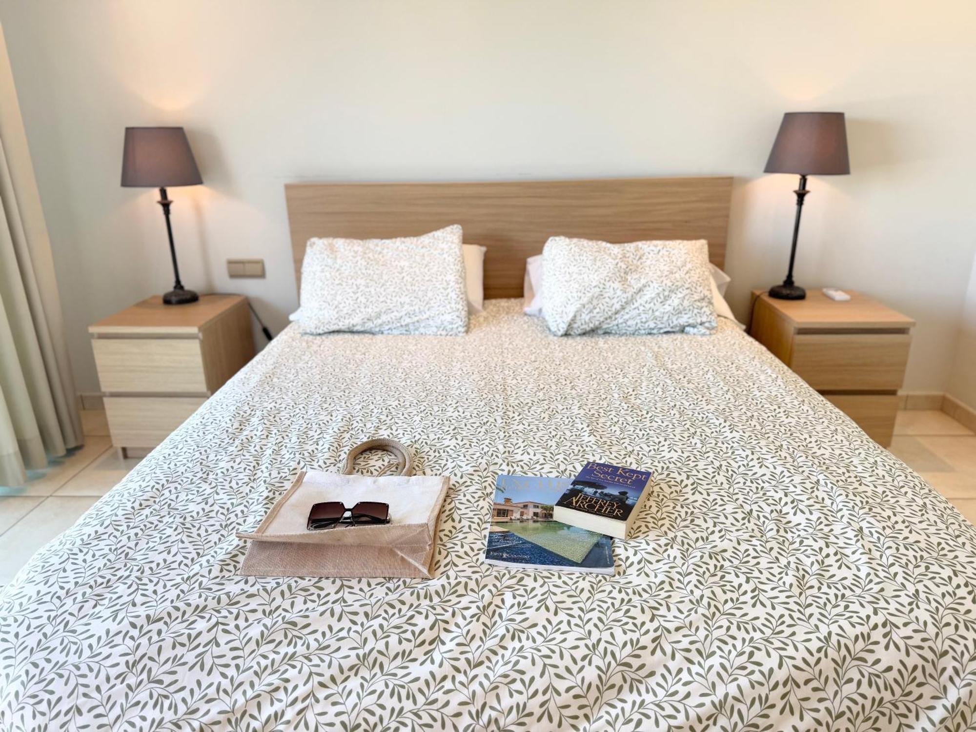 Villa Amorio A Spacious Modern Getaway With A Private Heated Pool & Sea Views 阿德耶 外观 照片