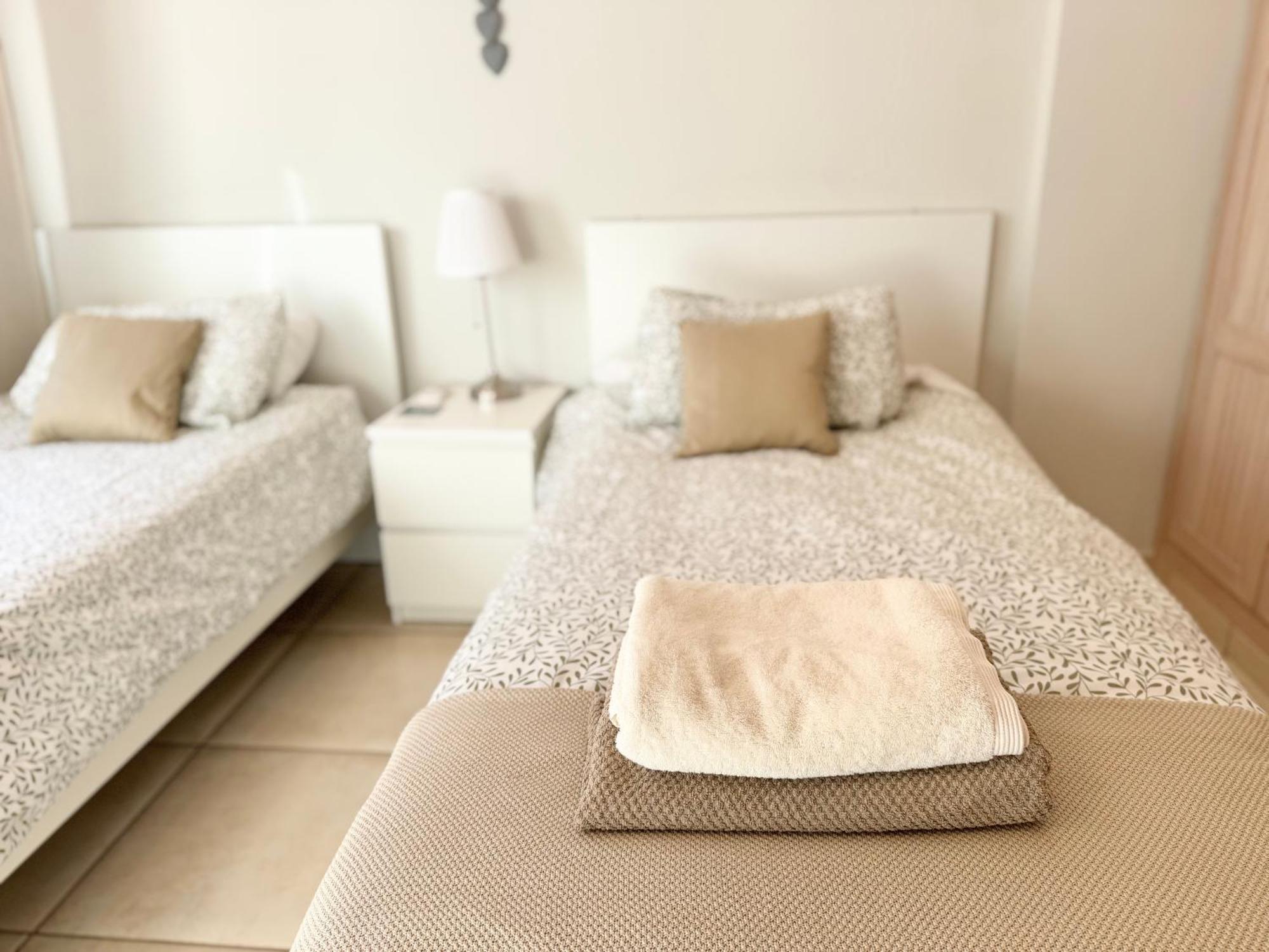 Villa Amorio A Spacious Modern Getaway With A Private Heated Pool & Sea Views 阿德耶 外观 照片