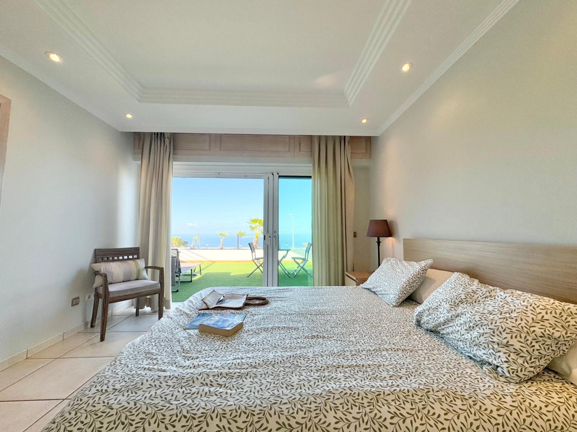 Villa Amorio A Spacious Modern Getaway With A Private Heated Pool & Sea Views 阿德耶 外观 照片