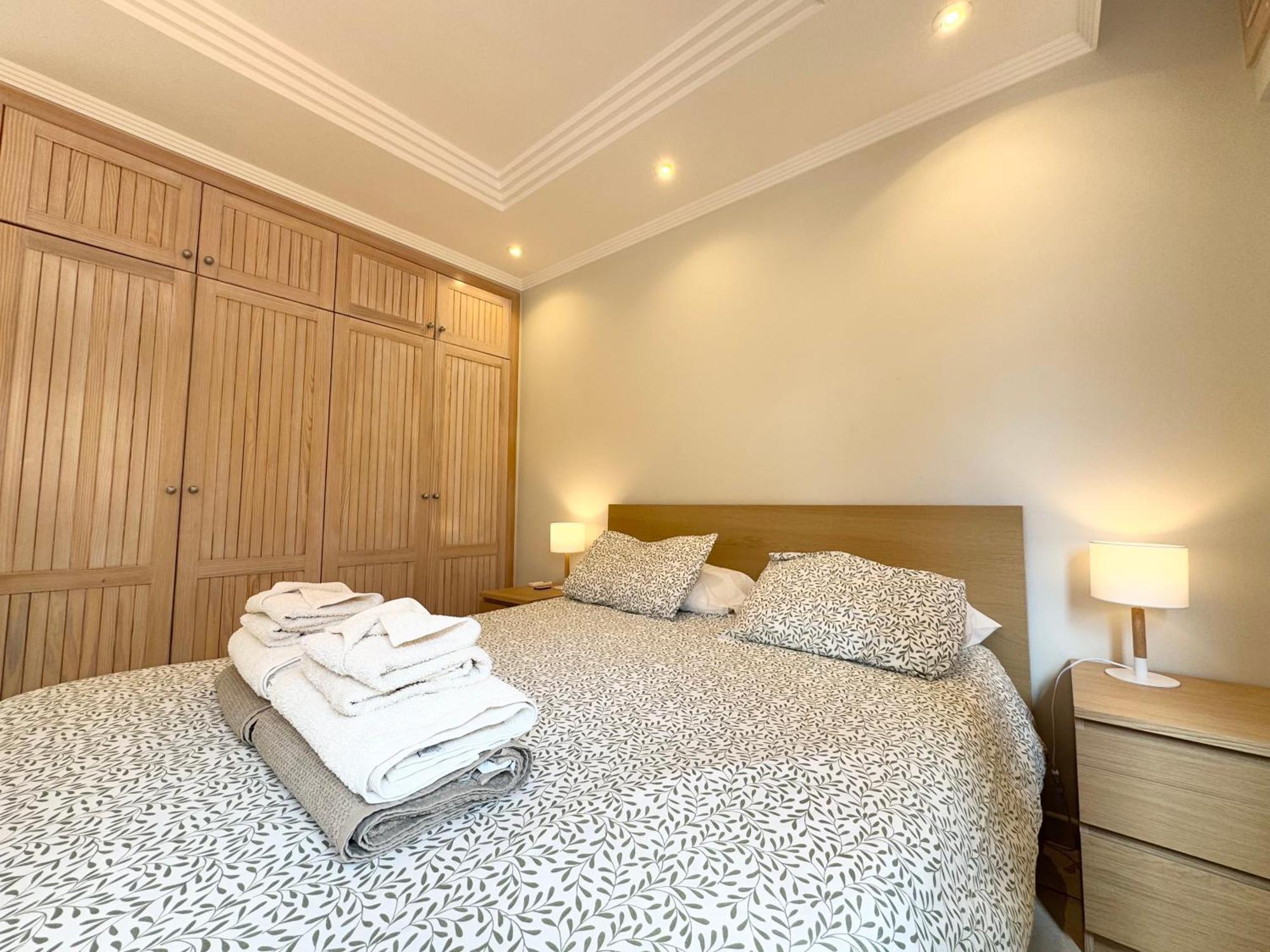 Villa Amorio A Spacious Modern Getaway With A Private Heated Pool & Sea Views 阿德耶 外观 照片