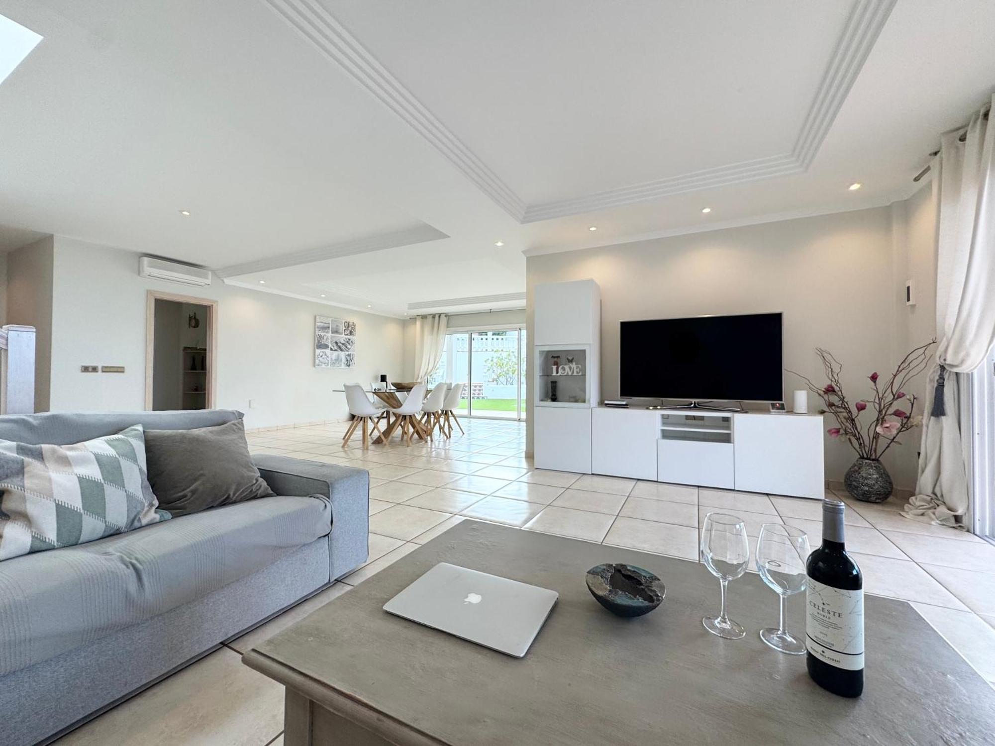 Villa Amorio A Spacious Modern Getaway With A Private Heated Pool & Sea Views 阿德耶 外观 照片