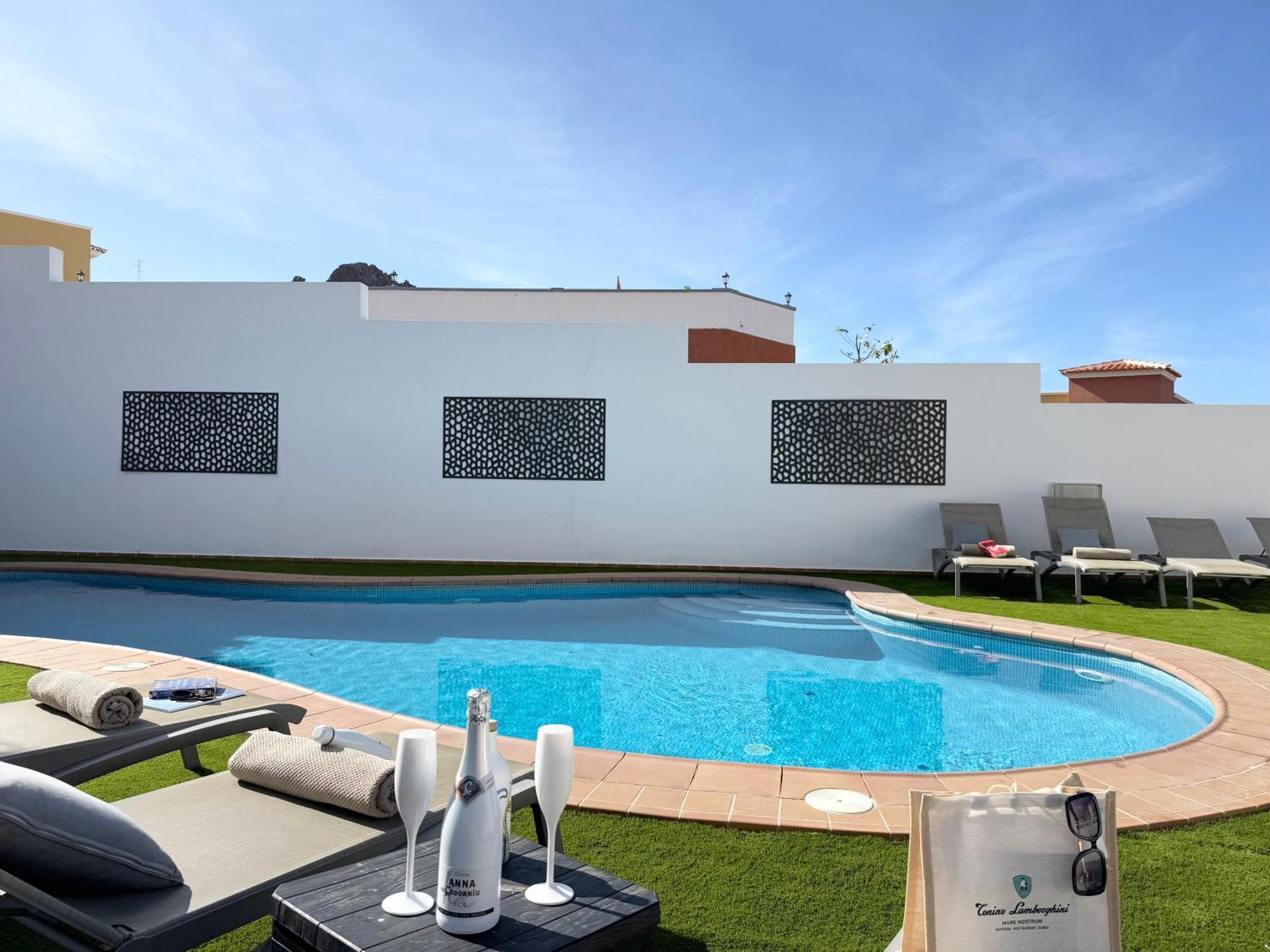 Villa Amorio A Spacious Modern Getaway With A Private Heated Pool & Sea Views 阿德耶 外观 照片